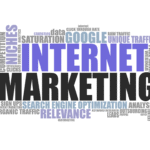 Estrategias de internet marketing representadas visualmente con palabras clave como SEO, redes sociales, email marketing y más, alrededor del término central