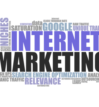 Estrategias de internet marketing representadas visualmente con palabras clave como SEO, redes sociales, email marketing y más, alrededor del término central