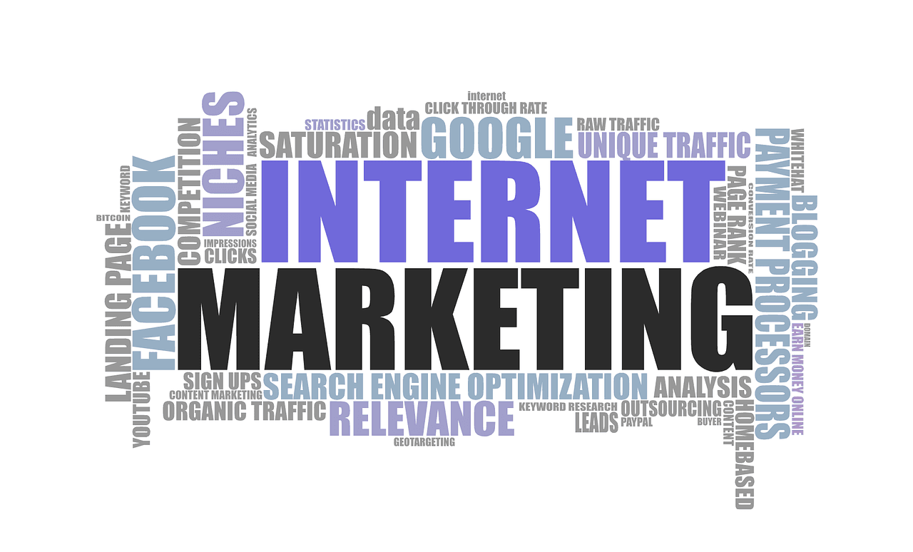 Estrategias de internet marketing representadas visualmente con palabras clave como SEO, redes sociales, email marketing y más, alrededor del término central
