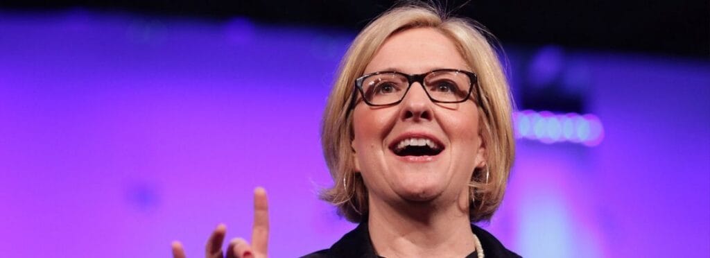 La investigadora Brené Brown, un ejemplo de marca personal exitosa basada en la vulnerabilidad y la conexión humana.