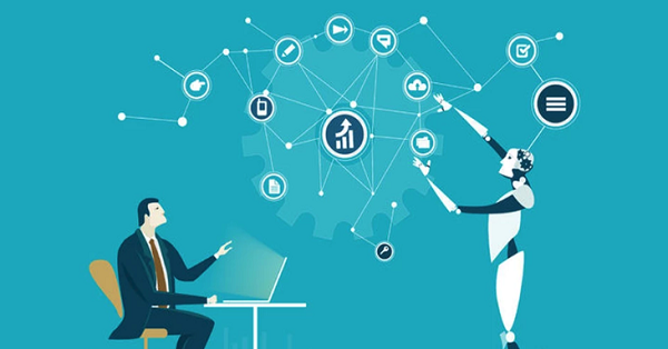 Un hombre de negocios sentado a un escritorio con una laptop, gesticulando hacia una red de iconos conectados que representan diversos beneficios de la inteligencia artificial y sus funciones en la gestión empresarial, mientras un robot humanoide interactúa fluidamente con los mismos iconos, simbolizando la colaboración y la automatización de tareas.