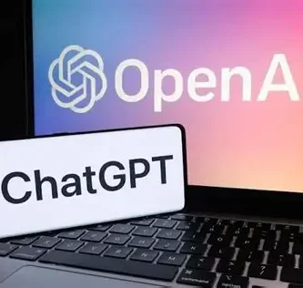 Pantallas mostrando los logotipos de OpenAI y ChatGPT; una laptop con el logo de OpenAI en la pantalla y un smartphone con el texto "ChatGPT" en primer plano.