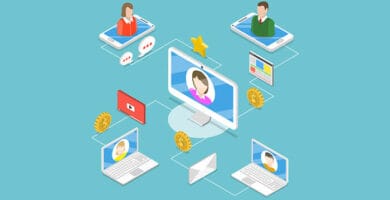 Diagrama isométrico que ilustra la interacción y conexión digital entre personas a través de smartphones, laptops y un monitor central, representando la comunicación y el intercambio online.