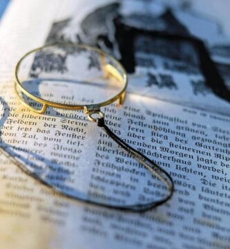 Una lupa analizando ejemplos de propuesta de valor en un libro, simbolizando la investigación y el descubrimiento.