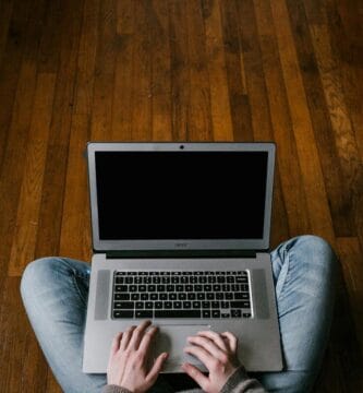 Emprendedor aplicando ejemplos de copywriting en su laptop para escribir textos que venden.