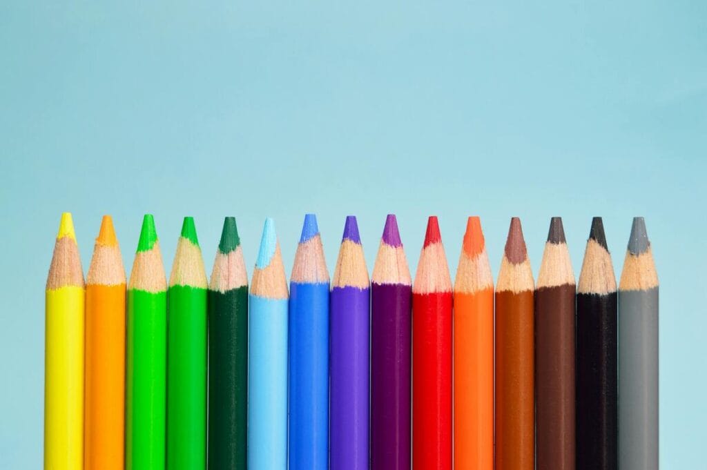Diferentes lápices de colores representando la psicología del color marketing