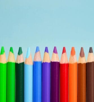 Diferentes lápices de colores representando la psicología del color marketing