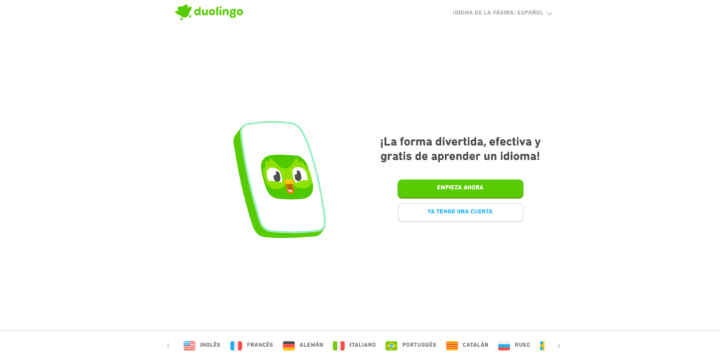Landing page de Duolingo usando gamificación y personajes mirando hacia el botón de registro.