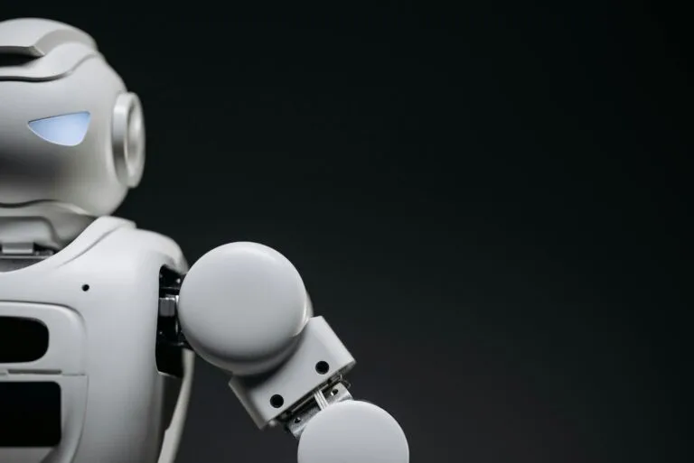 Una ilustración conceptual que muestra un robot representando el uso de los mejores prompts para ChatGPT en los negocios online.
